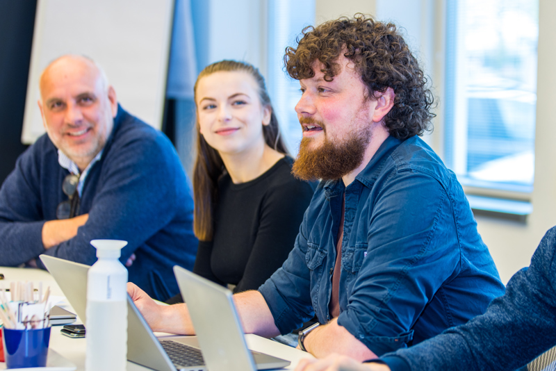 Ontwikkeling Bij GGD Fryslan Collega's Die Werken Bij GGD Fryslan Met Elkaar In Gesprek